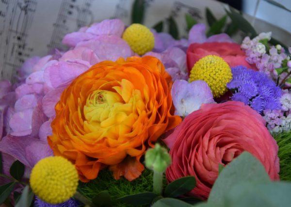 livraison fleurs bordeaux bouquet rond fleurs de saisons renoncules Réalisation Carré Roses fleuriste Bordeaux