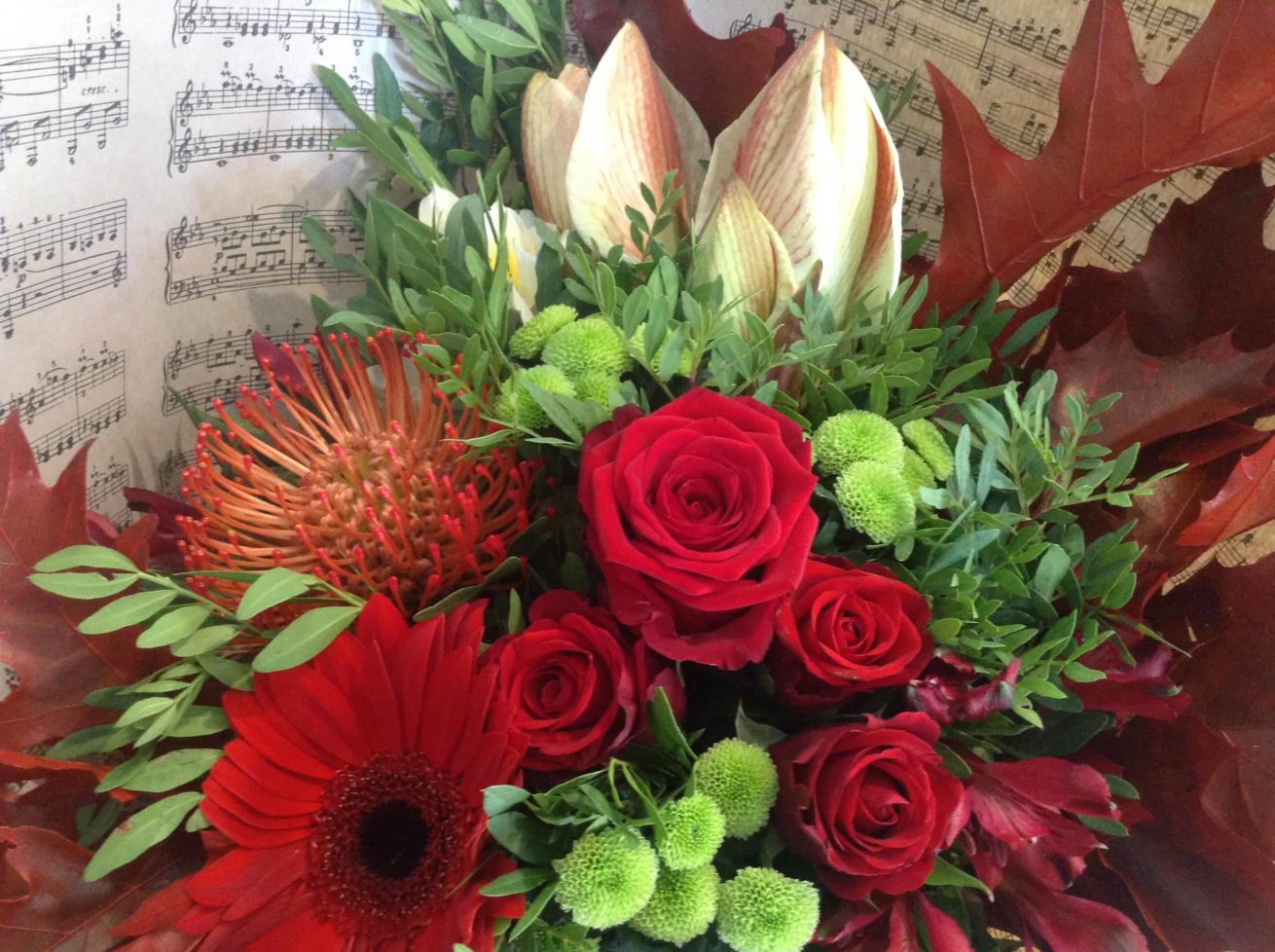 livraison fleurs bordeaux bouquet rond rouge anniversaire Réalisation Carré Roses fleuriste Bordeaux