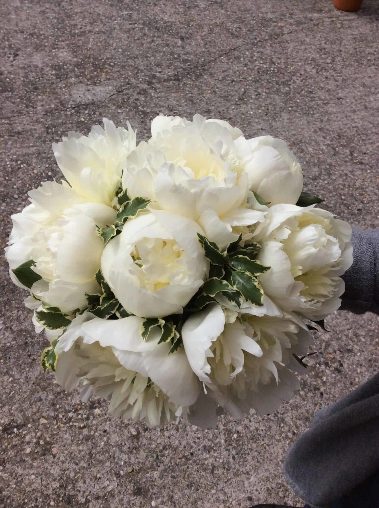 Fleuriste mariage Bordeaux Bouquet de mariée pivoines blanches Réalisation Carré Roses Artisan Fleuriste Bordeaux Bègles Floirac