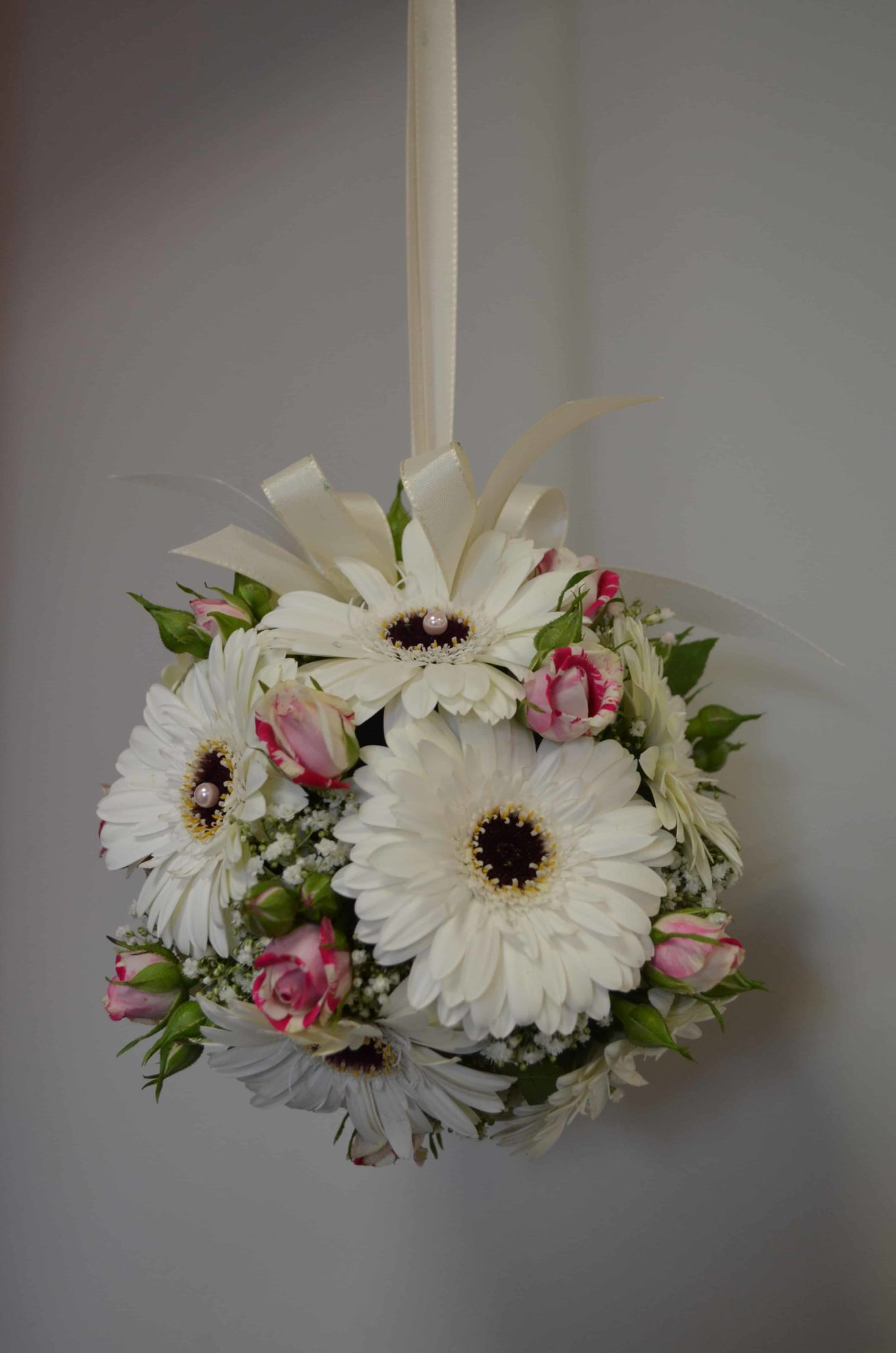 Fleuriste mariage Bordeaux Bouquet de mariée suspendu mignardises gypsophile et germinis Réalisation Carré Roses Artisan Fleuriste Bordeaux Bègles Floirac