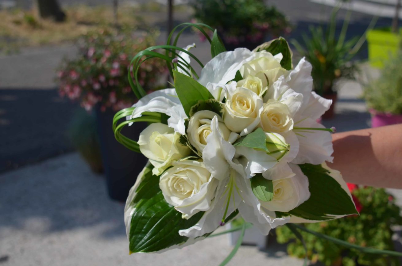 Fleuriste mariage Bordeaux Bouquet de mariée blanc lys et roses blanches Réalisation Carré Roses Artisan Fleuriste Bordeaux Bègles Floirac