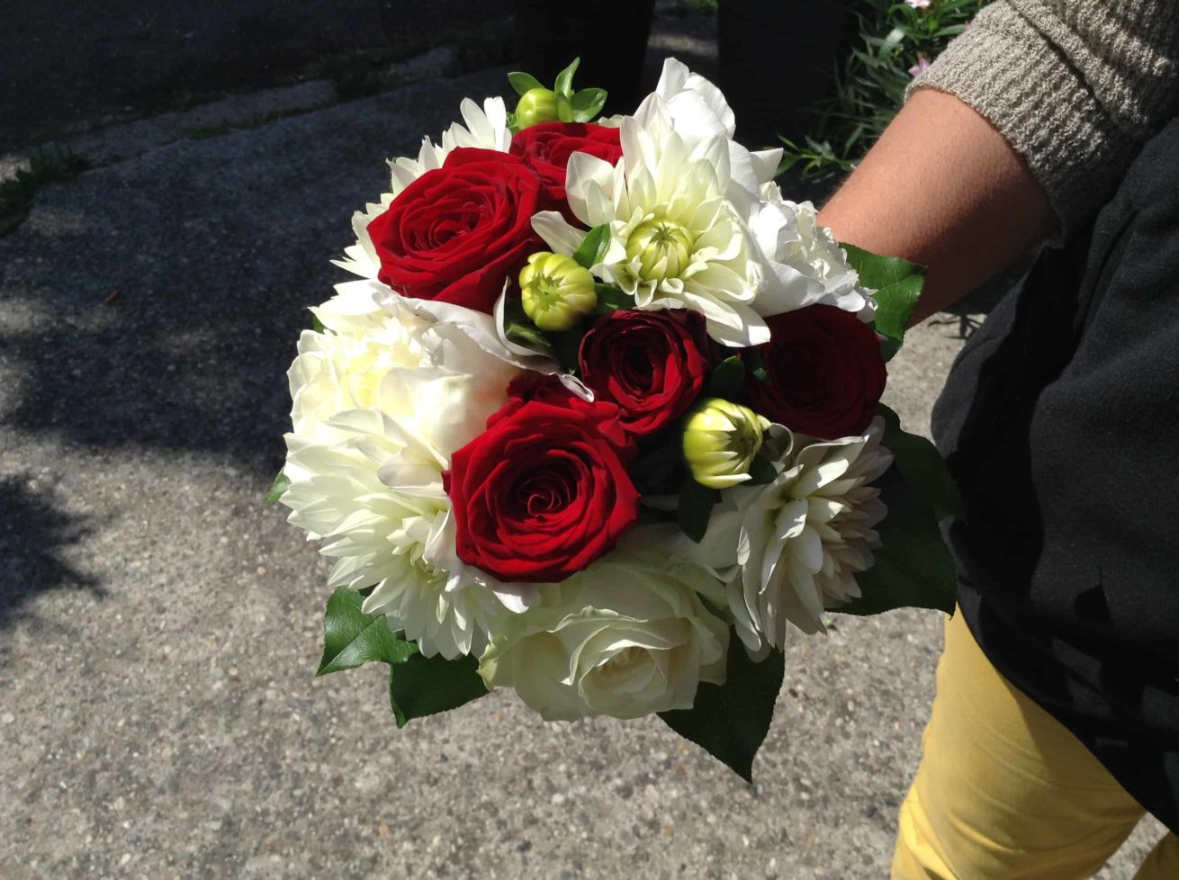 Fleuriste mariage Bordeaux Bouquet de mariée roses rouges et dalhias Réalisation Carré Roses Artisan Fleuriste Bordeaux Bègles Floirac