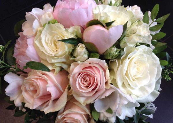bouquet-mariee-carre-roses-bordeaux