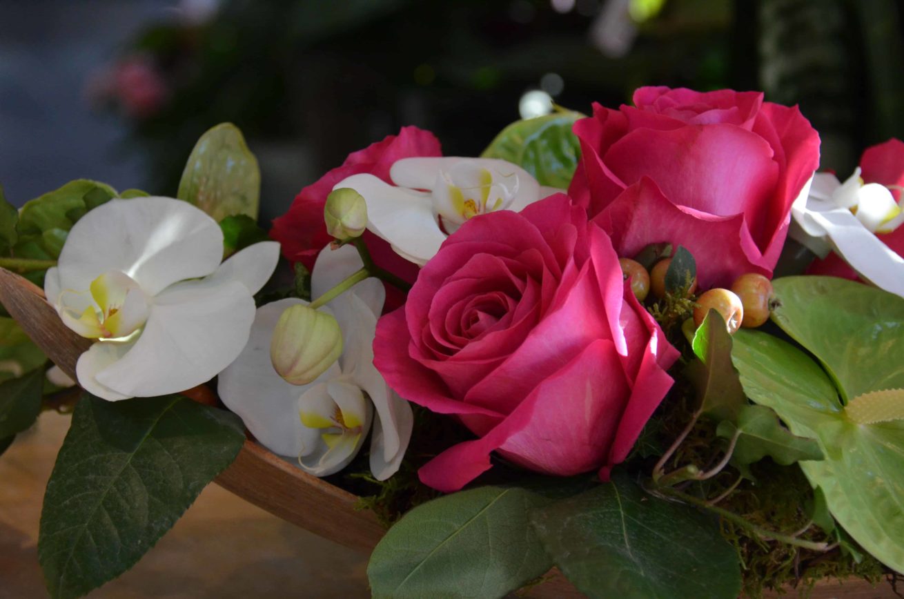 décoration mariage carre roses bordeaux