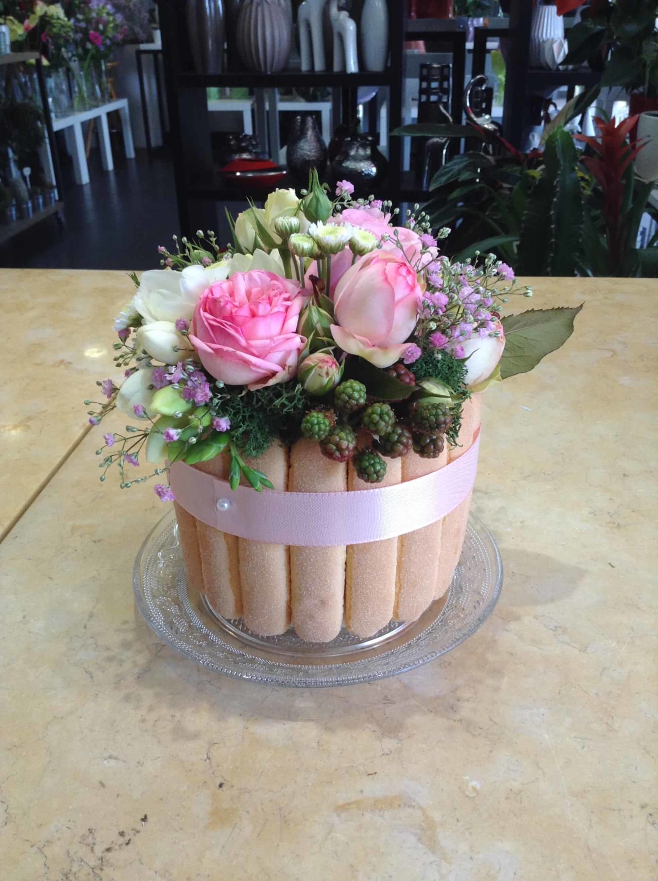 gateau-floral-carre-roses-bordeaux