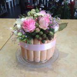 gateau-floral-carre-roses-bordeaux