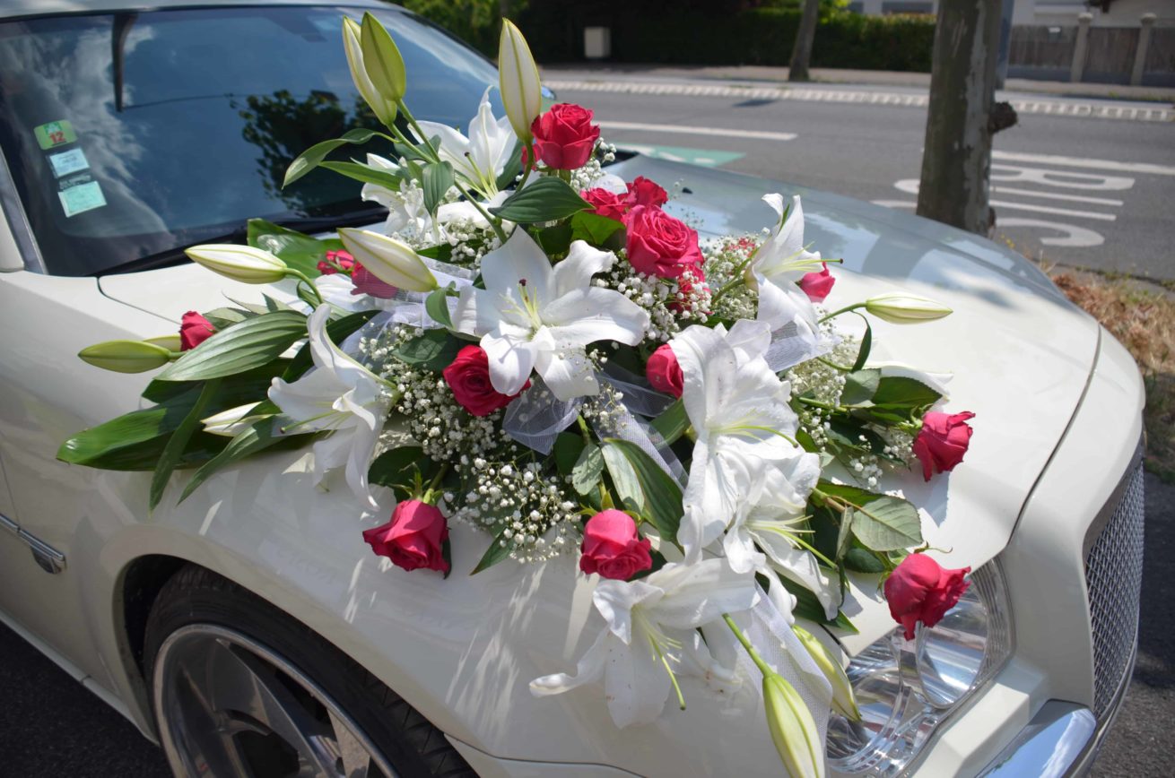 voiture maries carre roses bordeaux