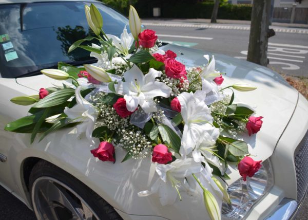 décoration voiture mariage avec des cœurs de fleurs rouges et blanches