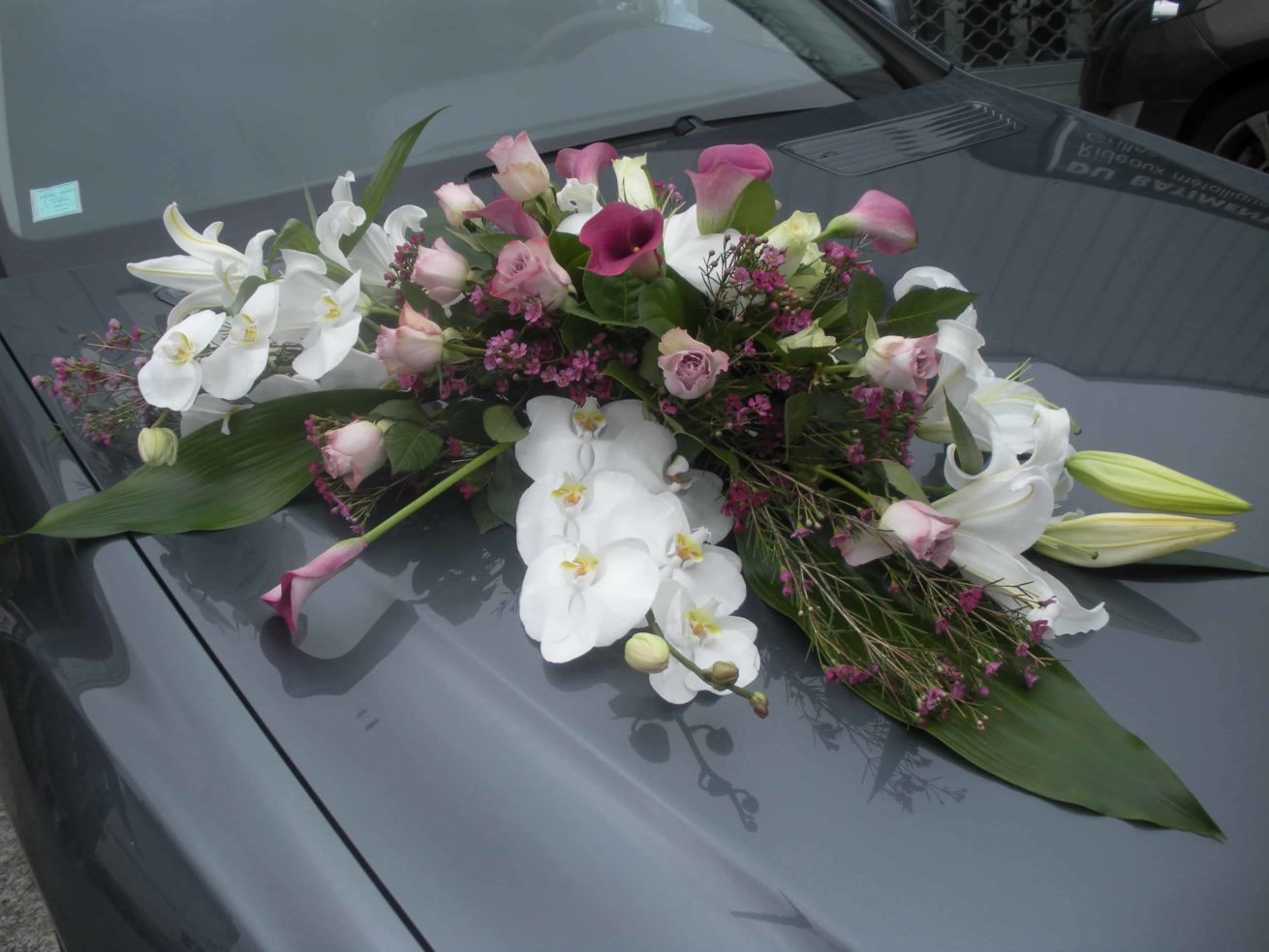 voiture maries carre roses bordeaux