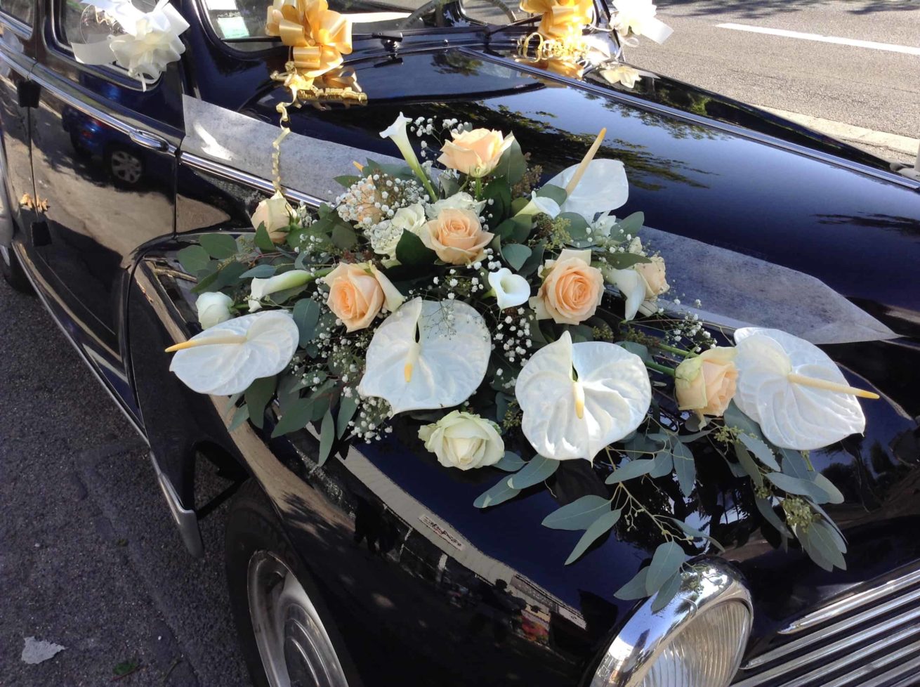voiture maries carre roses bordeaux