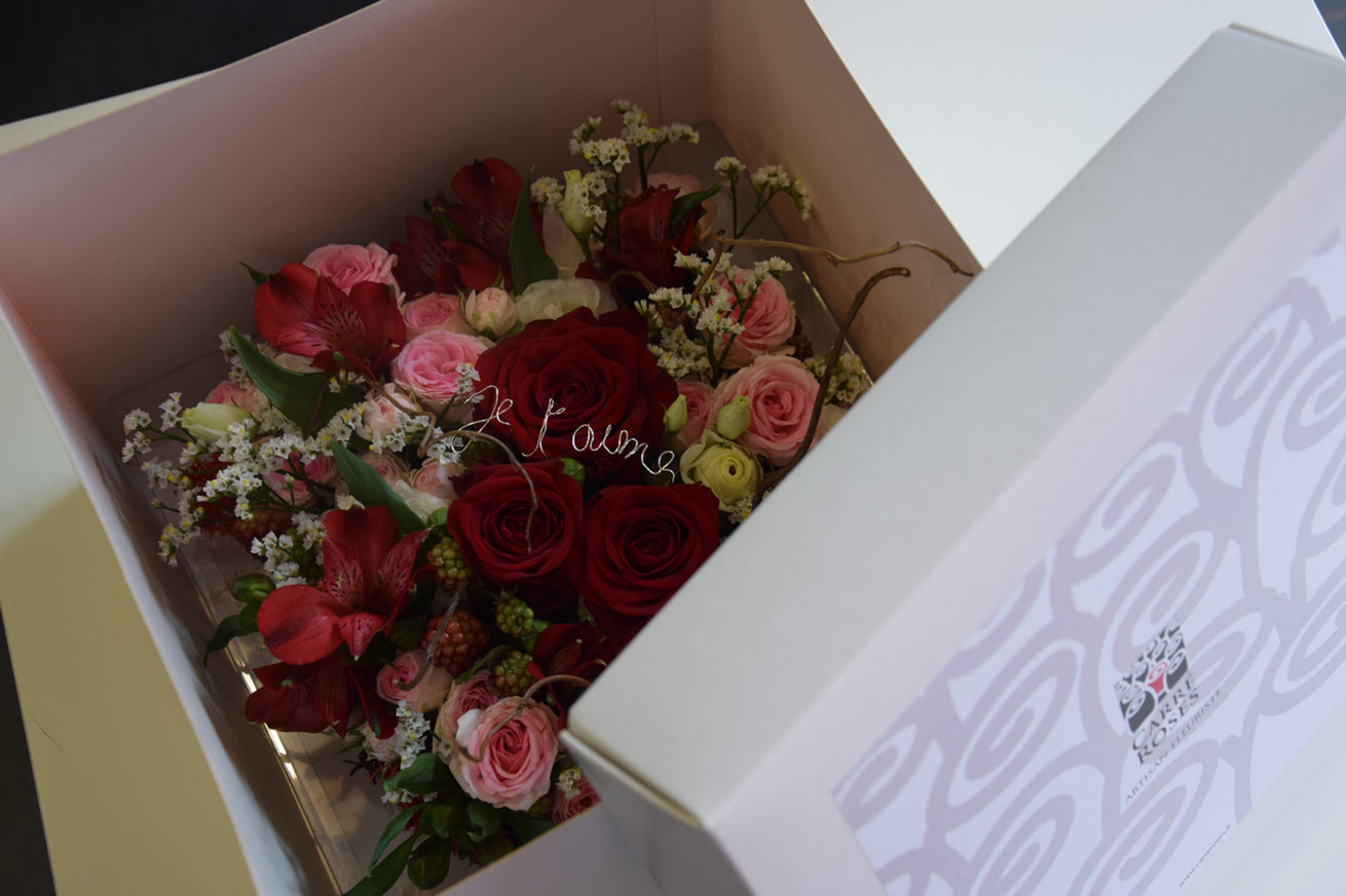 composition fleurs coffret bordeaux