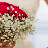 Fleuriste mariage Bordeaux Bouquet de mariée roses rouges et gypsophile Réalisation Carré Roses Artisan Fleuriste Bordeaux Bègles Floirac