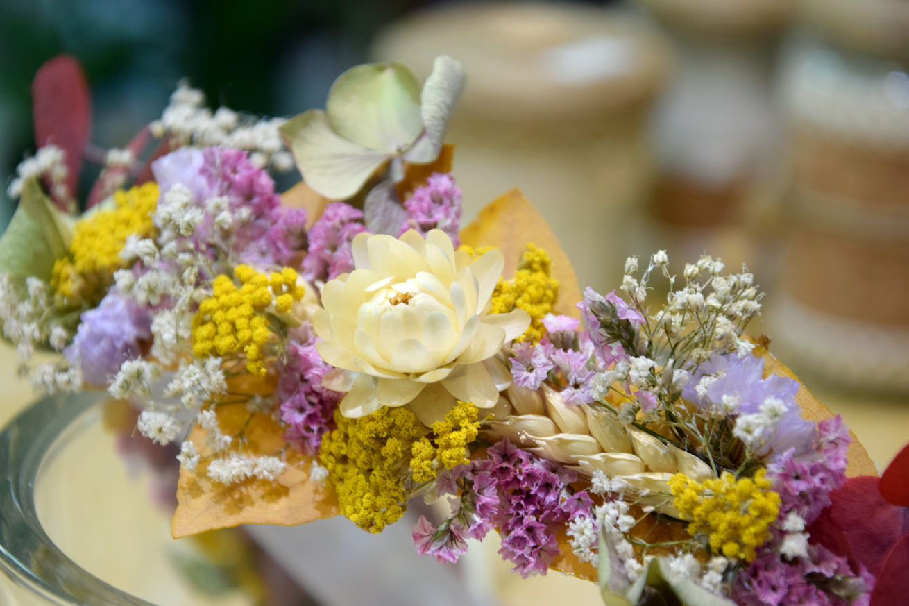 cours art floral bordeaux couronne de tête fleurs séchées mariage atelier réalisation carré Roses fleuriste bordeaux floirac bègles