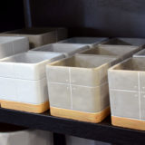 pot-beton-fleuriste-carre-roses-bordeaux